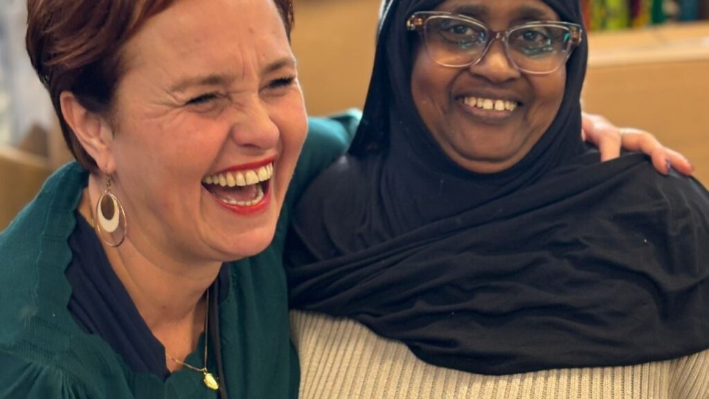 Amina Hussen en Michele Sparreboom lachen
